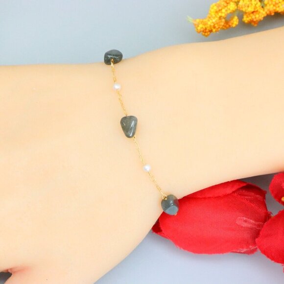 "Elegant & Trendy Bracelet, A Perfect Gift for Women, Thoughtful, EVCH1254 - Picture 1 of 9